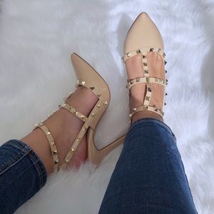 Classic pointy toe heels! These beautiful heels will add class to any outfit.